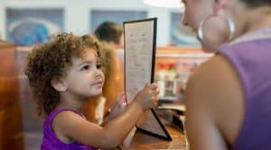 Mom_and_daughter_at_a_restaurant